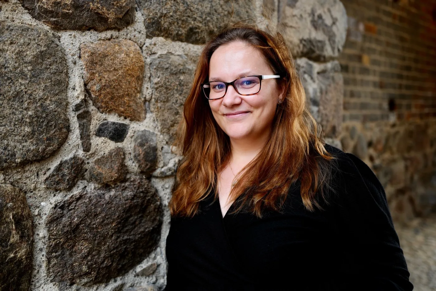 Maria Lengemann, Geschäftsführerin der Diginauten, vor einer Steinmauer